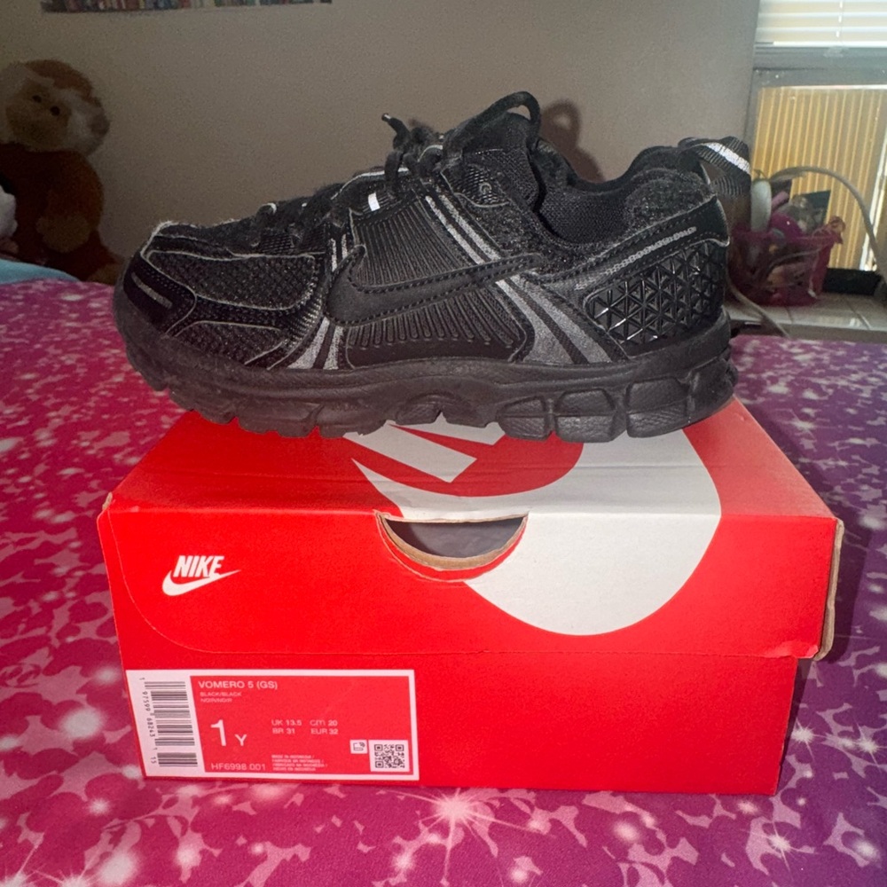 Nike Black Textured Sneakers Vomero 5 (GS) gently worn